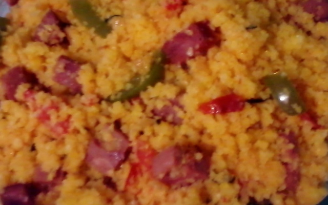 Farofa de cuscuz com calabresa