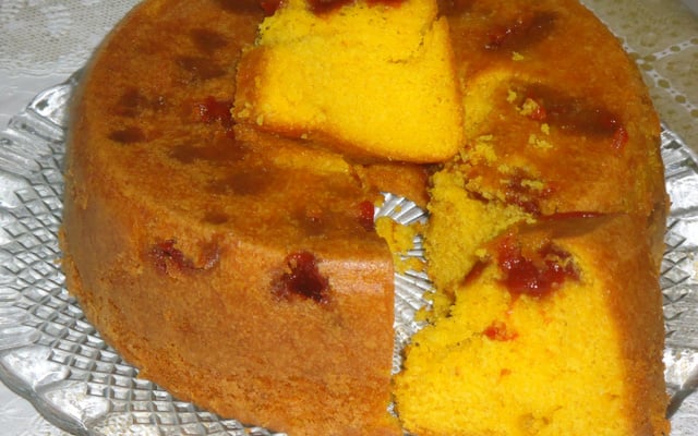 Bolo de fubá com cenoura e goiabada
