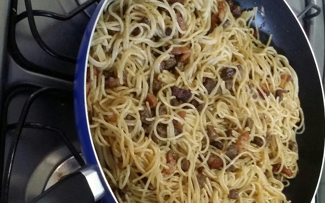 Macarrão ao bacon e carne de boi