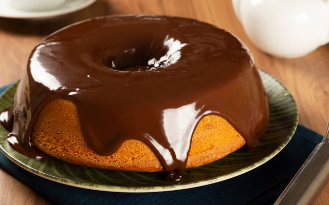 Bolo de cenoura com calda de nutella