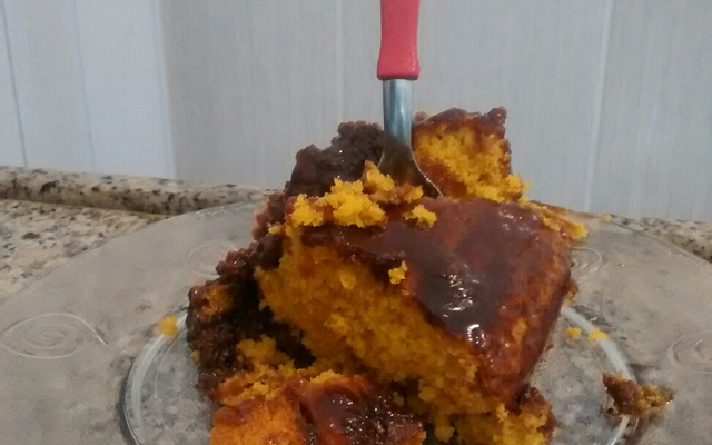 Bolo de cenoura com calda de chocolate
