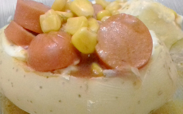 Batata recheada fácil com salsicha molho branco e milho