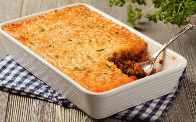 Escondidinho de batata-doce fit em travessa com fatia cortada