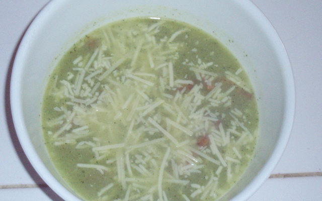 Sopa cremosa de brócolis com bacon