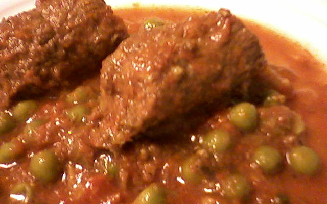 Bife a rolê com molho de ervilha