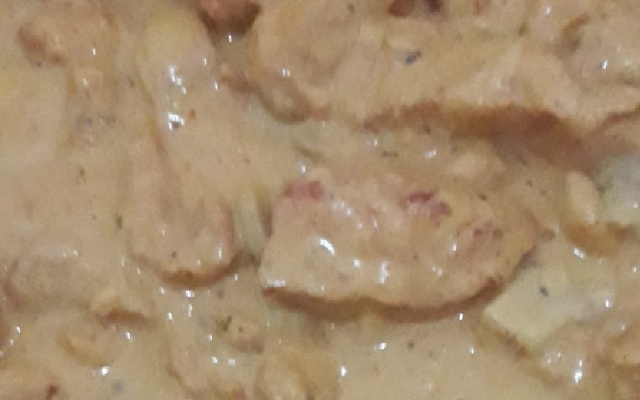 Estrogonofe de frango com vinho branco