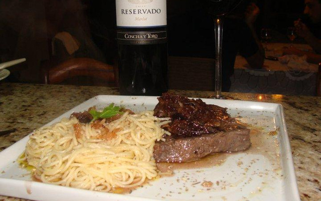 spaghetti alho e oleo e entrecot doce com mirtilo