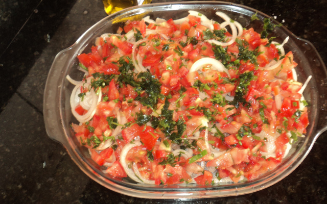 Sardinha ao forno com batata, cebola e tomate