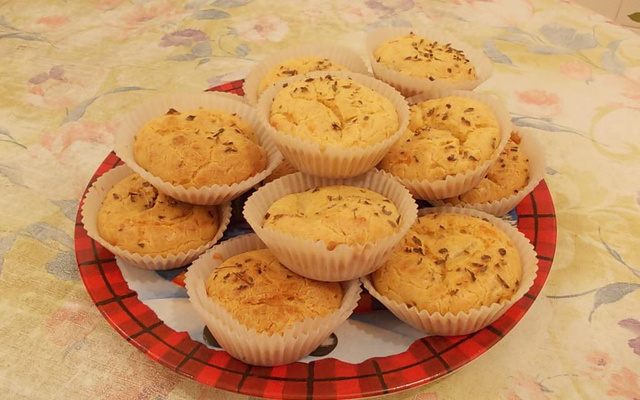 Muffin rápido de queijo com azeitonas