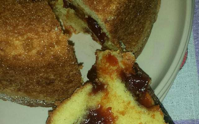 Bolo de fubá com goiabada e queijo