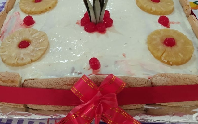 Bolo de abacaxi com recheio de Leite condensado