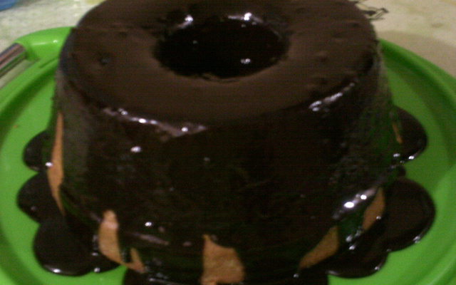 Bolo com casca de laranja e chocolate