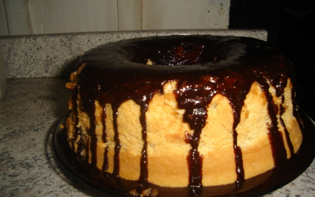Bolo branco com calda de chocolate sem ovo