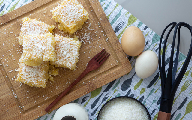 Bolo de milho cremoso com coco