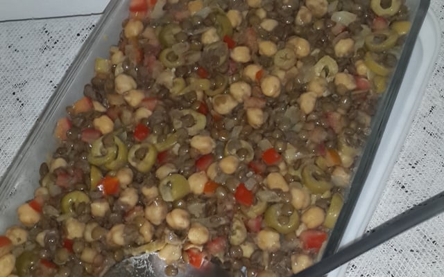 Salada da sorte com grão de bico e lentilha