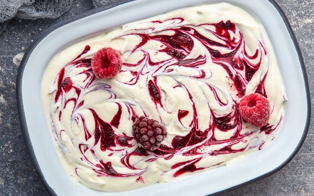 Pavê de cheesecake de morango com geleia e frutas