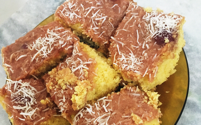 BOLO DE FUBÁ COM  GOIABADA E COCO