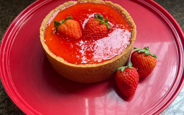 Cheesecake com molho de morangos
