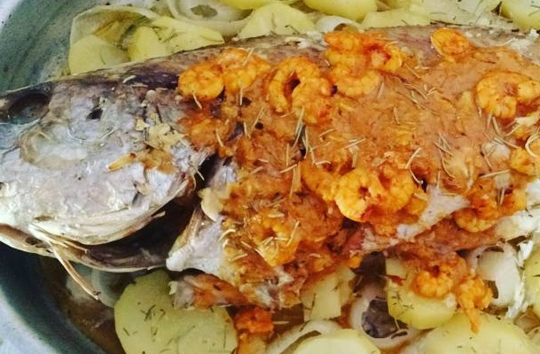 Corvina recheada com camarão no forno