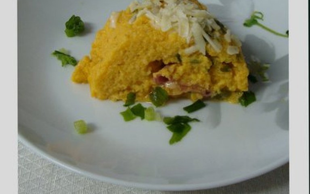 Bolo salgado de cenoura recheado com presunto e queijo