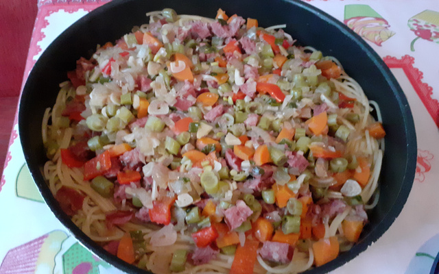 Espaguete com legumes e linguiça