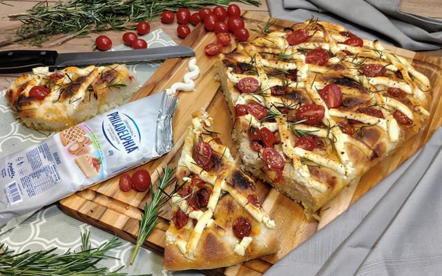 Focaccia de cream cheese e tomates confit