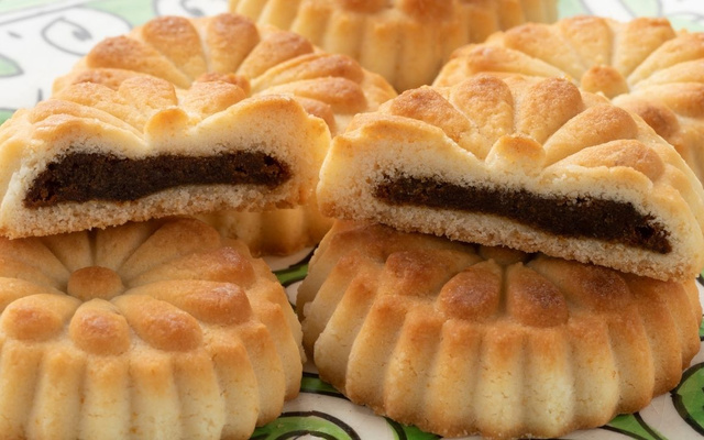 Biscoito recheado de brigadeiro em forma de flor e cortado