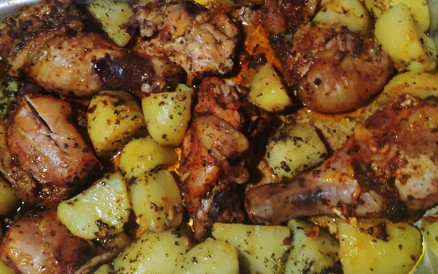 Coxa de frango assada com batatas