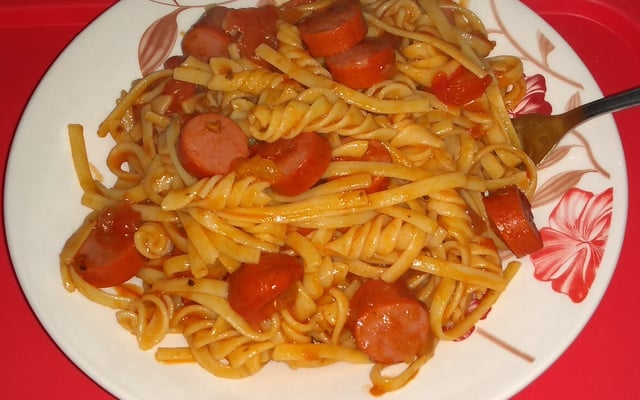 O suculento macarrão com salsicha