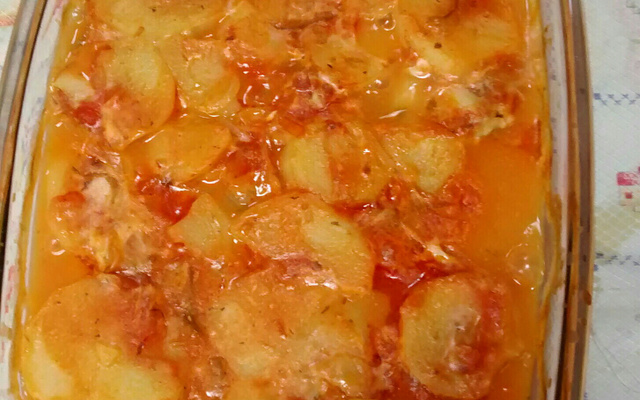 Peixe com batatas e legumes ao molho