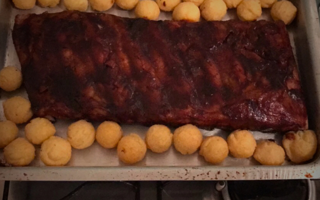 Costela de porco com molho barbecue