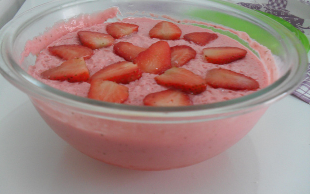 Mousse de morango fácil e delicioso