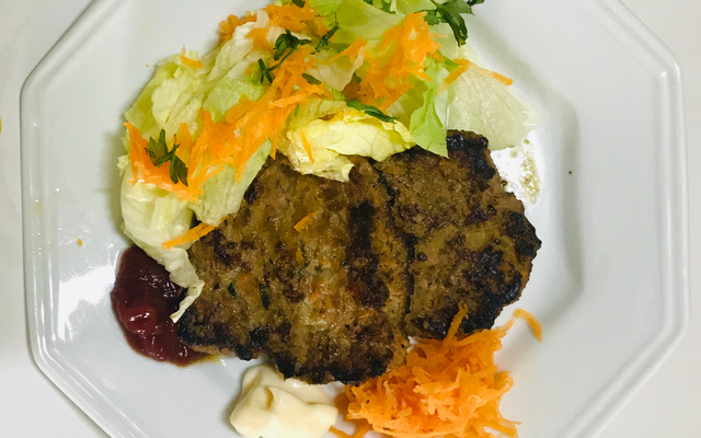 Hambúrguer tenro com legumes