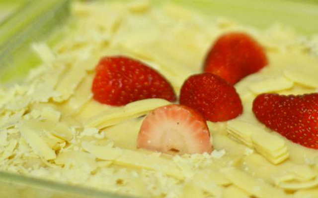 Pavê de morango com cobertura de chocolate branco