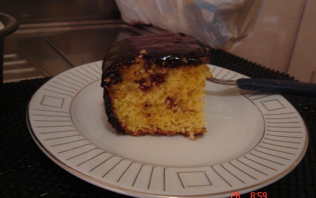 Bolo de maracujá com calda de chocolate