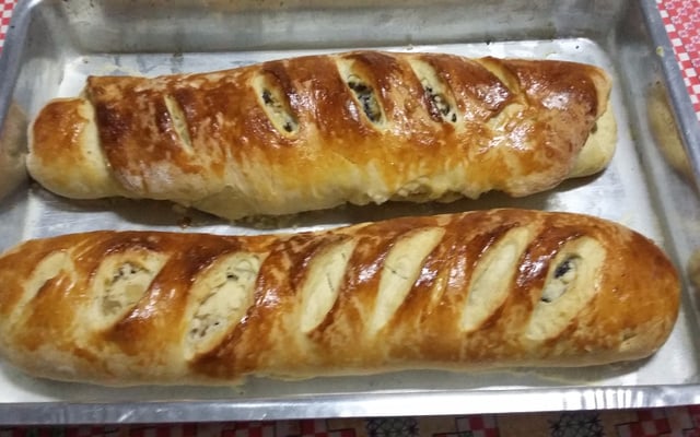 Pão doce recheado com ricota e uvas passas