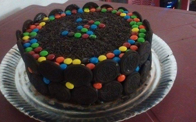 Torta de chocolate com confeitos e biscoito