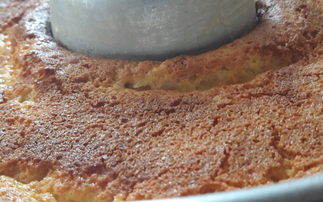 Bolo de fubá com raspas de limão siciliano