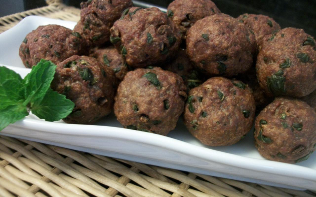 Bolinho de carne moída com hortelã