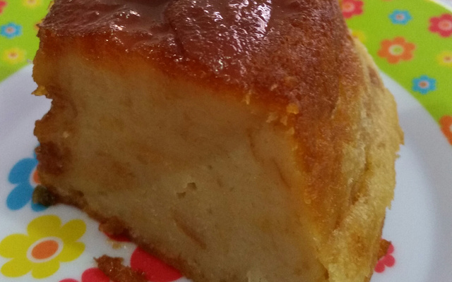 Pudim de pão com ameixas e leite de coco