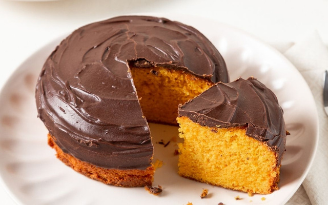 Bolo de cenoura sem glúten e lactose com fatia cortada