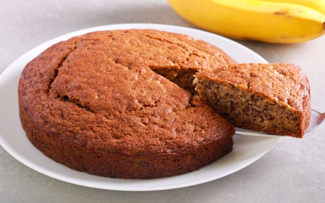 Bolo de banana com aveia sem glúten com fatia cortada