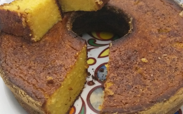 Bolo de fubá com laranja