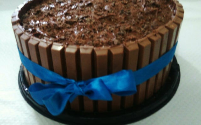 Bolo de Kit Kat com M&M'S e Nutella