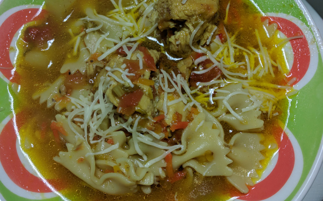 Sopa de frango com legumes e macarrão