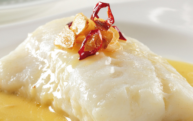 Lombo de bacalhau ao azeite de dendê e leite de coco