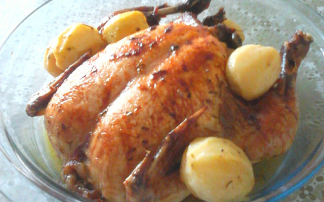 Frango assado com batatas