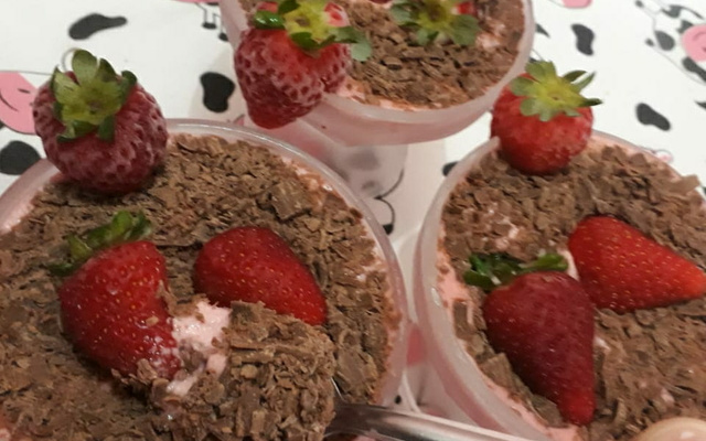 Mousse de morango Com Raspas de Chocolate 