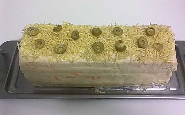 Torta fria de pão de forma com frango