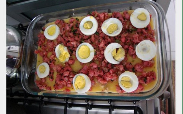 Polenta recheada com linguiça de porco e ovos